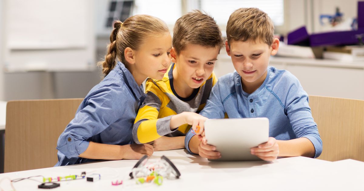 kids studying together